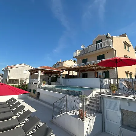 Sea View With Heated Infinity Swimming Pool アパート トロギール